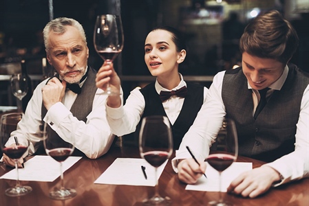 Zbiranje vzorcev vin za prestižni Decanter DWWA 2021 v polnem teku